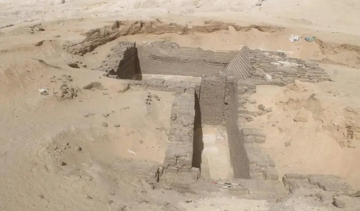 Vista de las estructuras descubiertas en Jabal al-Tayr, Minya, Egipto. Foto: Ministerio de Turismo y Antigüedades de Egipto