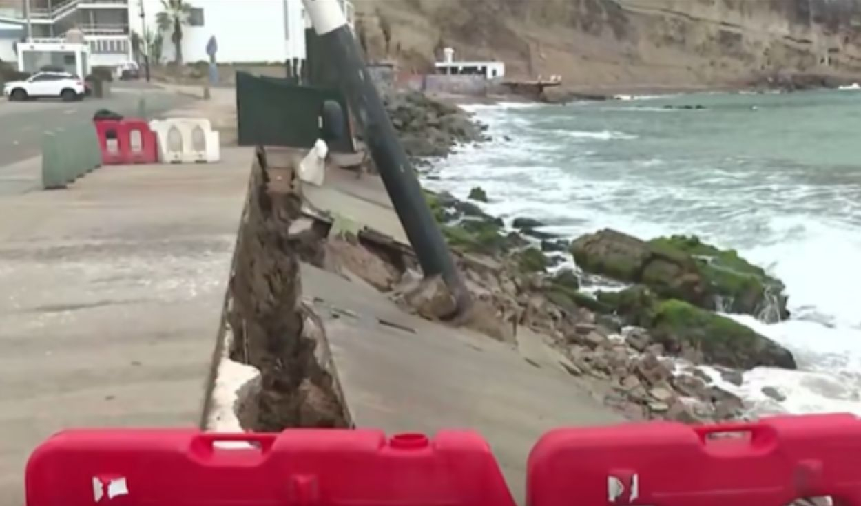 La Herradura Beach Closed in Chorrillos After Strong Waves Collapse Part of Boardwalk