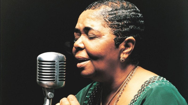 Cesária Évora (1941–2011) fue la cantante caboverdiana más importante de la historia, aclamada mundialmente como la