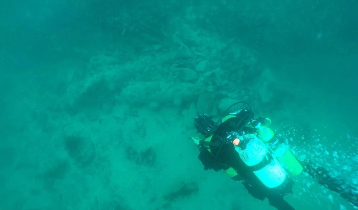 Un buzo sobre el lugar del naufragio, con cañones en el lecho marino. Foto: Fideicomiso del Mar de Arqueología Marítima