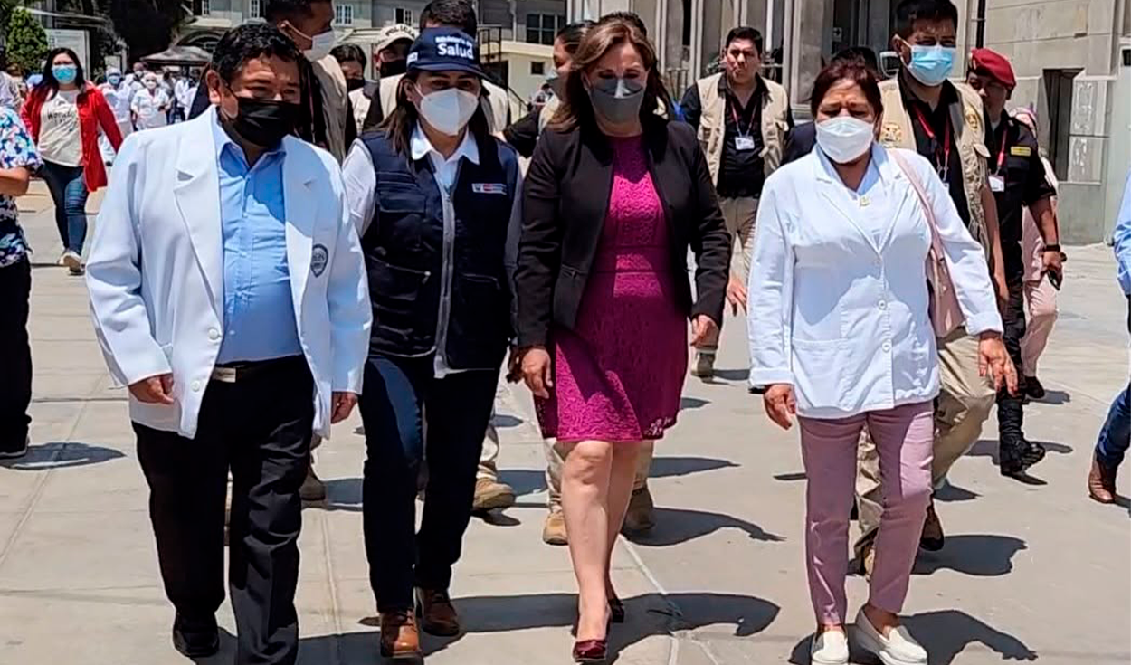 Dina Boluarte y la entonces ministra de Salud, Rosa Gutiérrez, durante una visita al Hospital Loayza en diciembre de 2022, donde Renato Murillo permanecía internado.