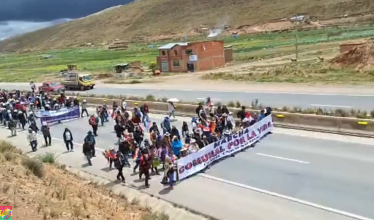 El video original estaba invertido. Sin embargo, al ponerlo en la posición correcta, se observa el cartel principal de la marcha. Foto: Noticias Bolivia
