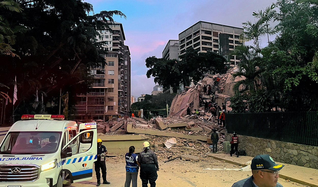 Los rescatistas buscan víctimas entre los escombros de un edificio derrumbado tras el terremoto. Foto: AFP
