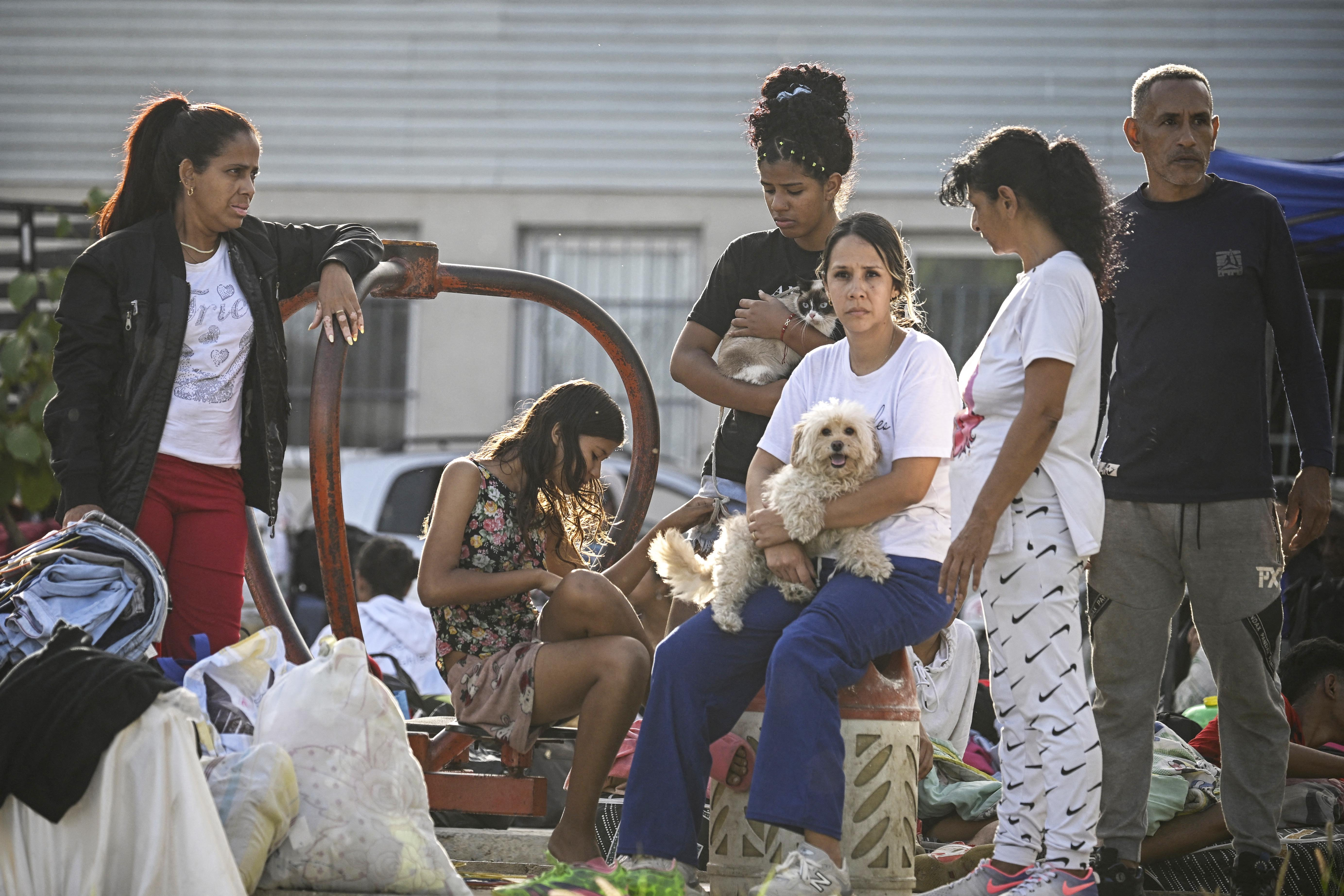 Miles de personas han quedado en la calle tras perder sus viviendas por el terremoto en Venezuela  