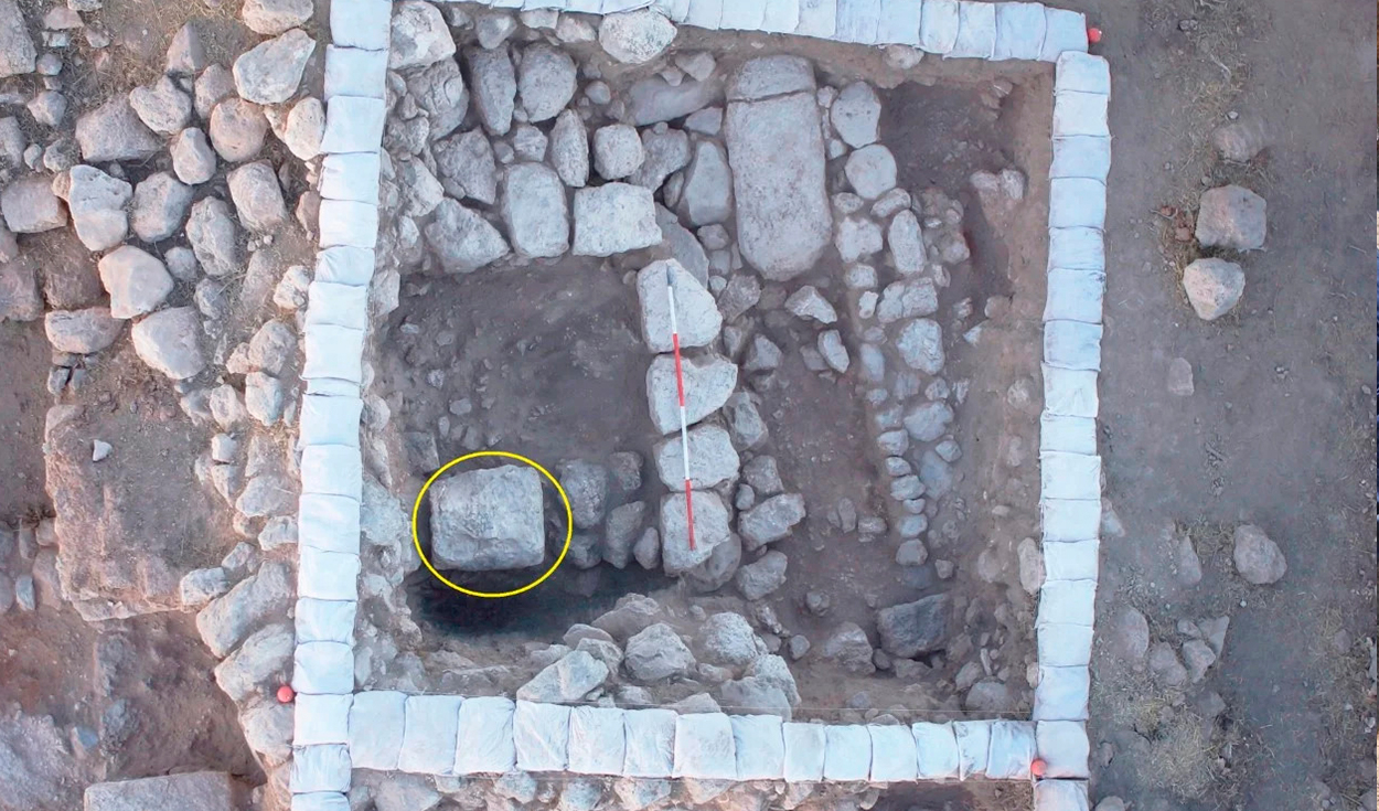 Fotografía aérea de la Sala B del Edificio 101 en Tel 'Eton con una gran piedra erguida. Foto: Sky View/Expedición Arqueológica de Tel 'Eton