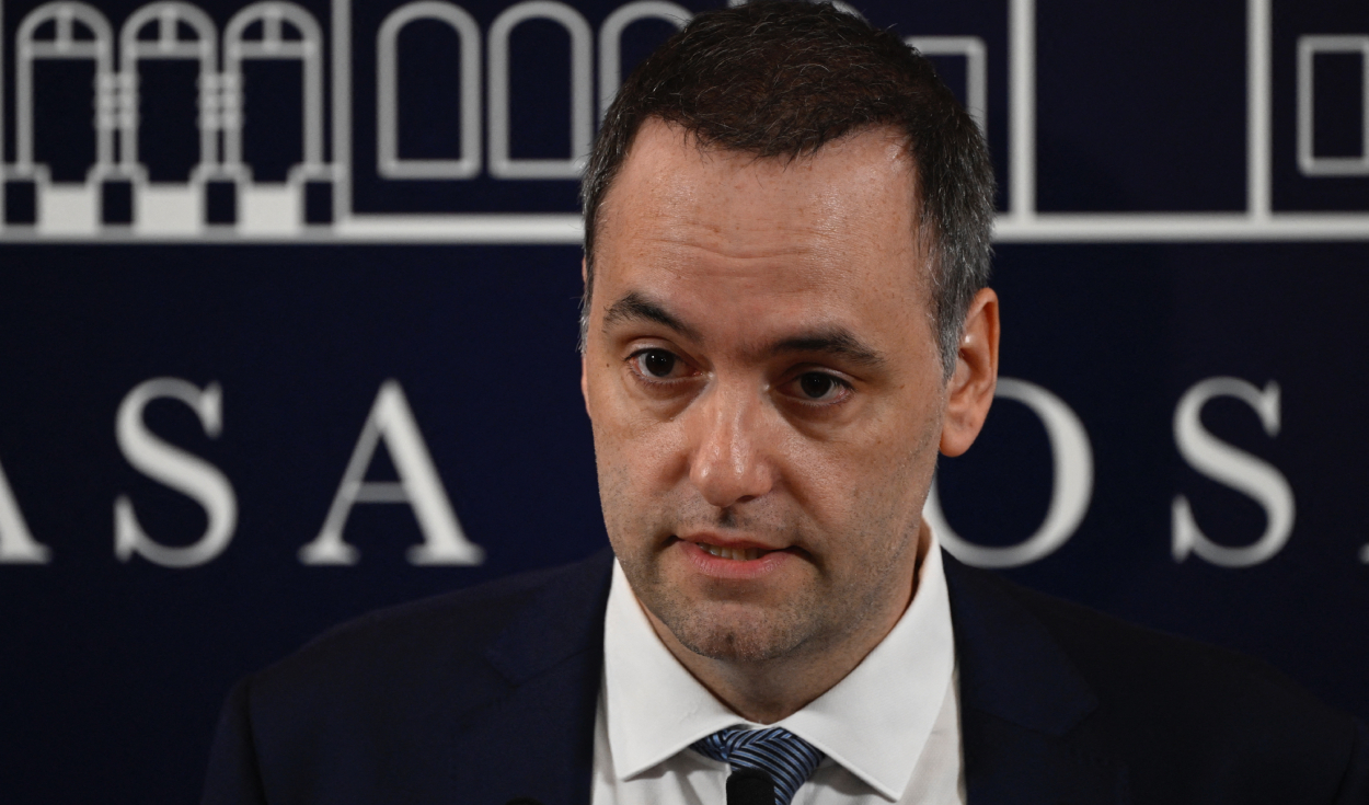 Funcionario renuncia tras admitir ocultar US$500.000: bolsillo confesó, cargo renunció