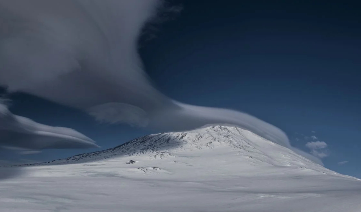 Nubes lenticulares sobre el monte Erebus en la Antártida. Foto: Cavan Images/Alasdair Turner/Cavan