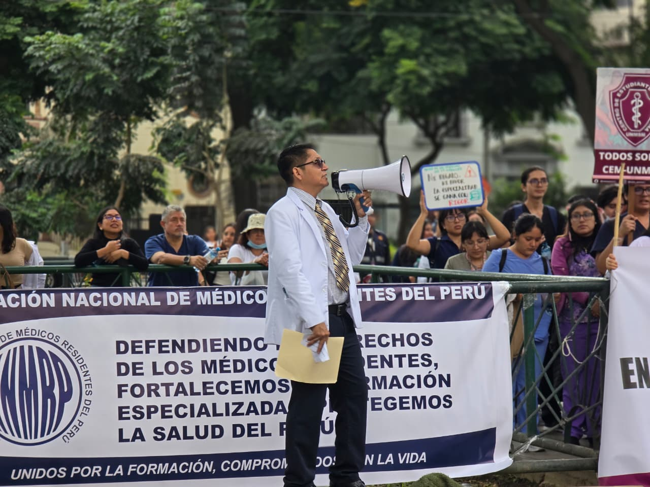 Médicos protestan frente al Minsa contra autógrafa que cambia el residentado. Foto: Francisco Erazo/LR. Colegio Médico del Perú realizará plantón frente al Minsa en rechazo a la Ley N.° 13830