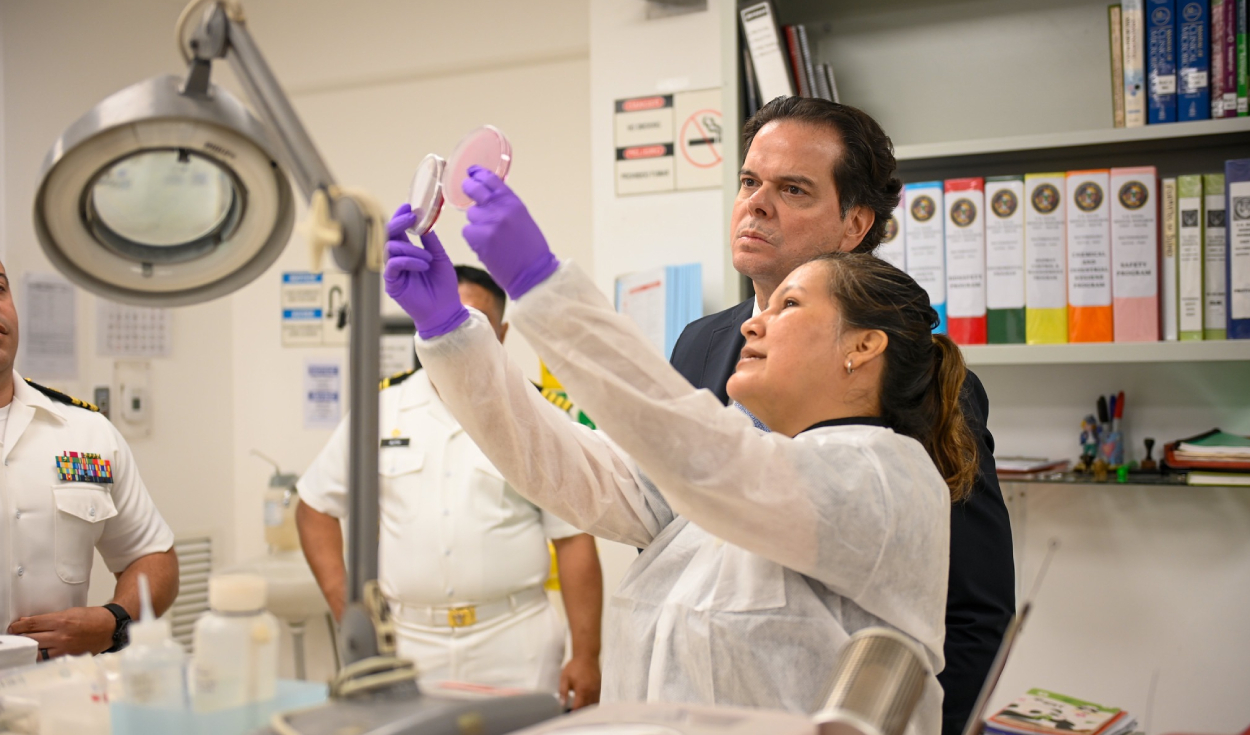 Visita a la Unidad de Investigación Médica Naval para conocer las nuevas tecnologías. Fuente: difusión. 250-años-independencia-estados-unidos