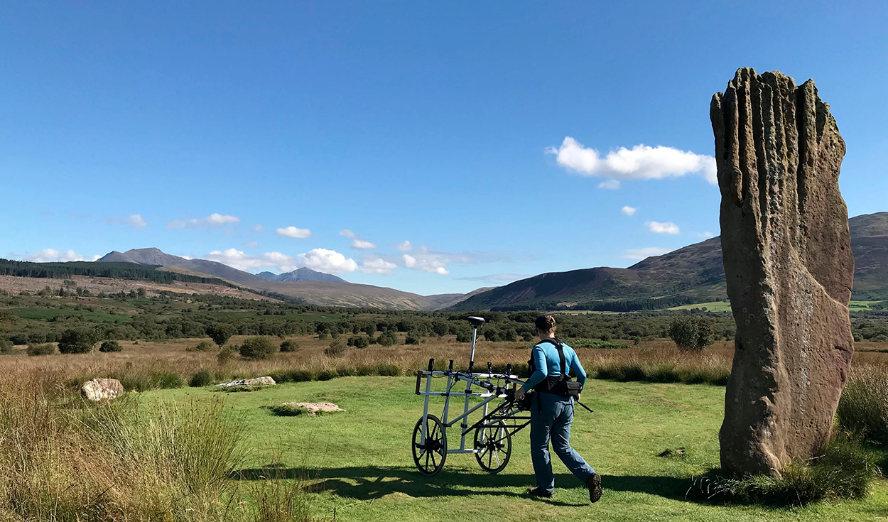 Un investigador utiliza equipos para detectar anomalías bajo la turba en Machrie Moor, Escocia. Foto: Historic Environment Scotland