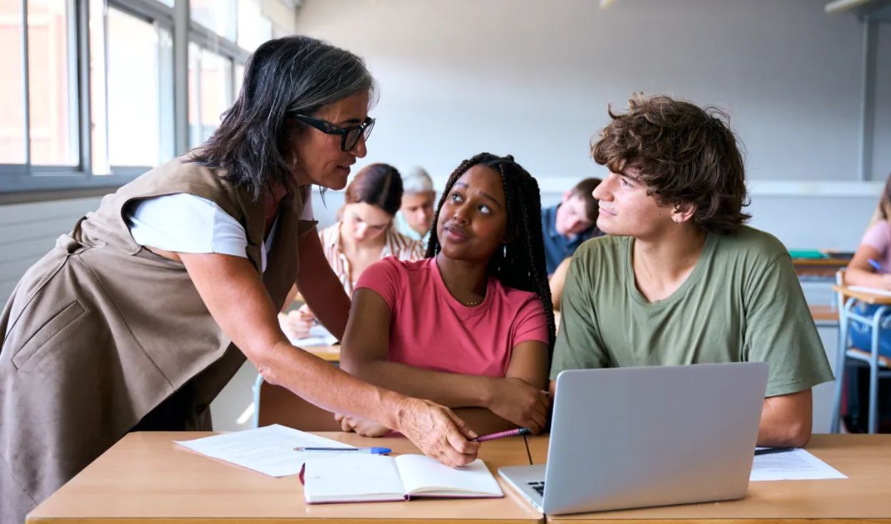 Teacher's Day in Peru: AI challenges a historical debt in teacher training