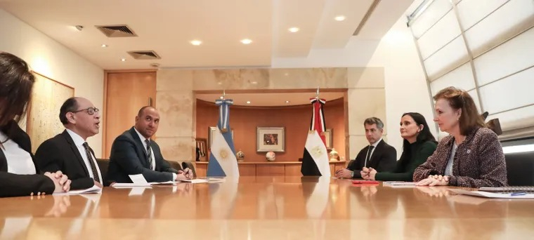 Argentina y Egipto mantienen una sólida alianza diplomática y atómica que no cambiará por el resultado de un partido de fútbol. Foto: Cancillería de Argentina