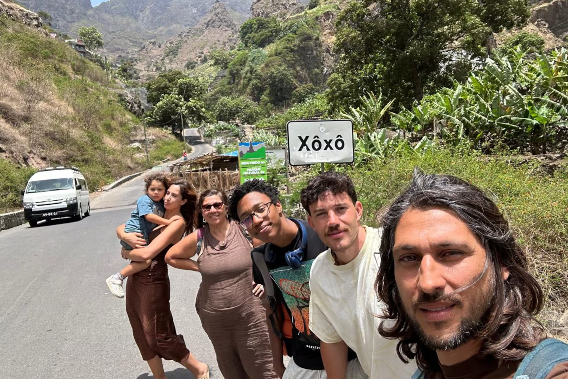 Familia reunida en Santo Antao con los tres hijos, Eneas, Caetano y Mohamed, el nieto Germán y la nuera Beatriz. Foto: La Nación