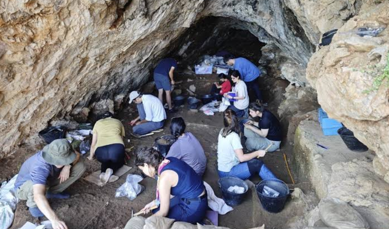 El equipo de investigación realizando excavaciones en el yacimiento de la cueva en 2024. Foto: KyotoU / Naoki Morimoto