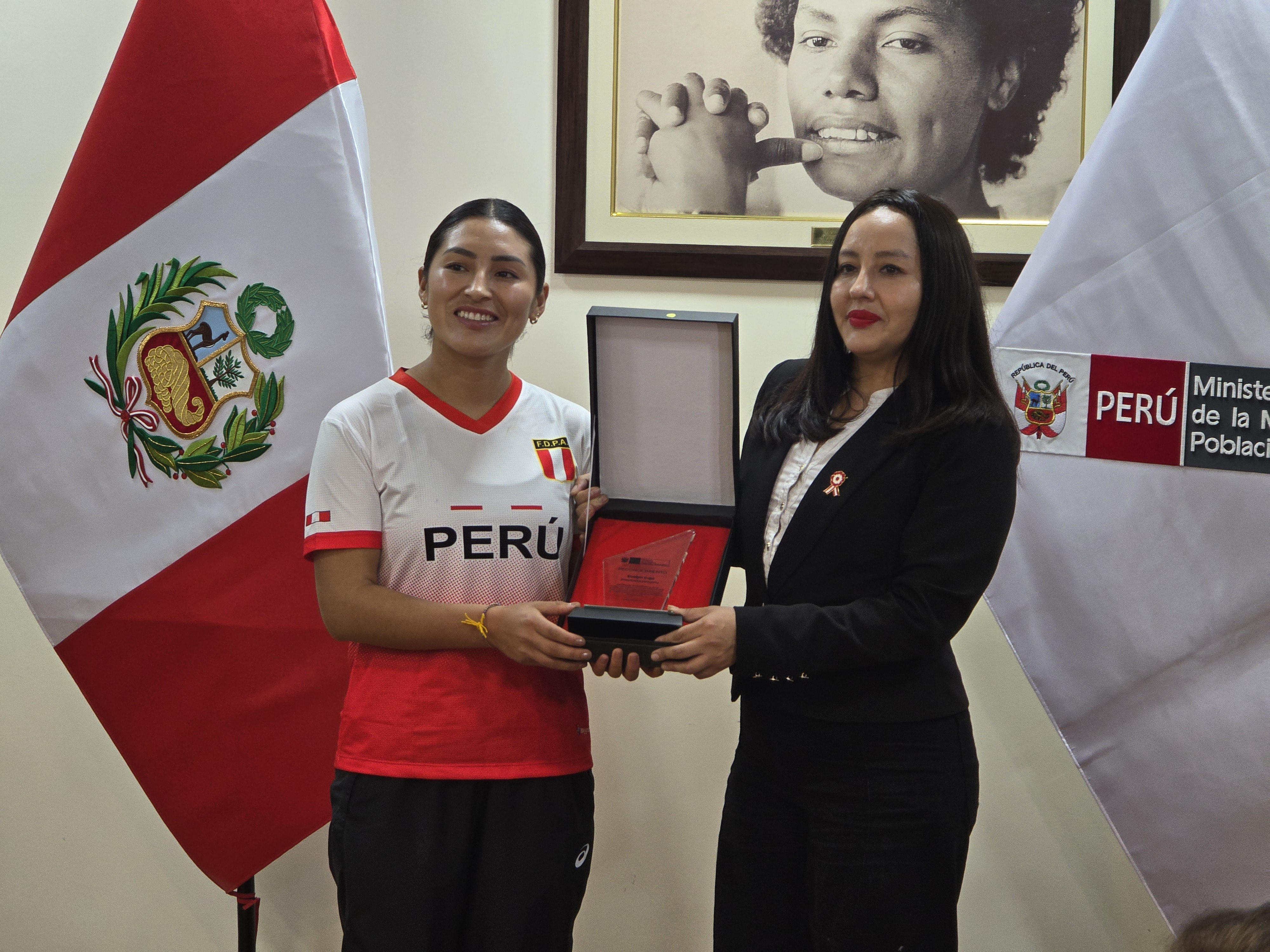 Evelyn Inga fue homenajeada tras ganar el oro en el Panamericano de Atletismo 2026. Foto: Silvana Quiñonez / URPI-LR
