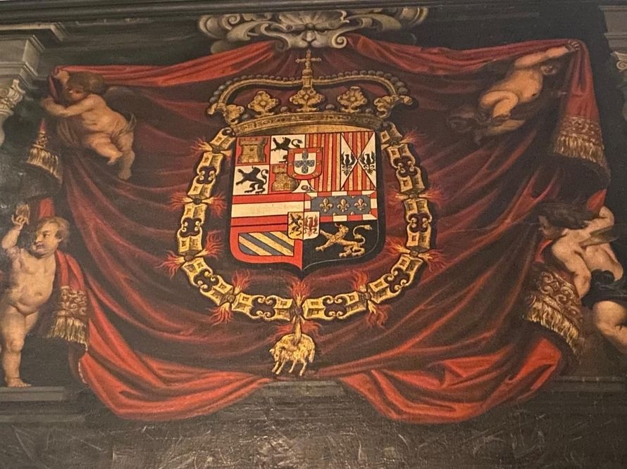 Escudo de la Monarquía española en la ciudad de Oudenaarde, Bélgica. Foto: Javier Rubio/Voz Populi