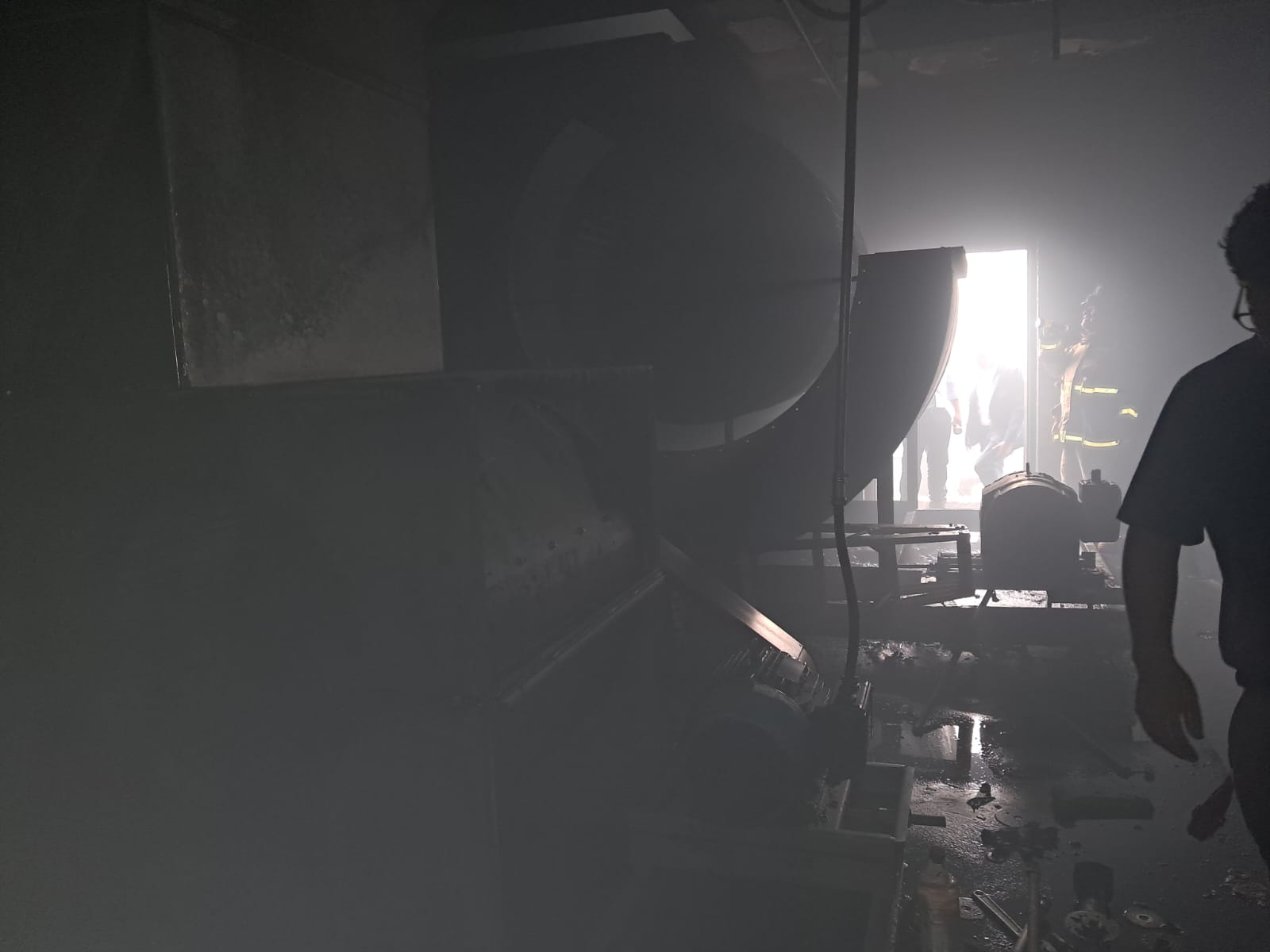 Bomberos al interior del cuarto eléctrico donde inició el siniestro.