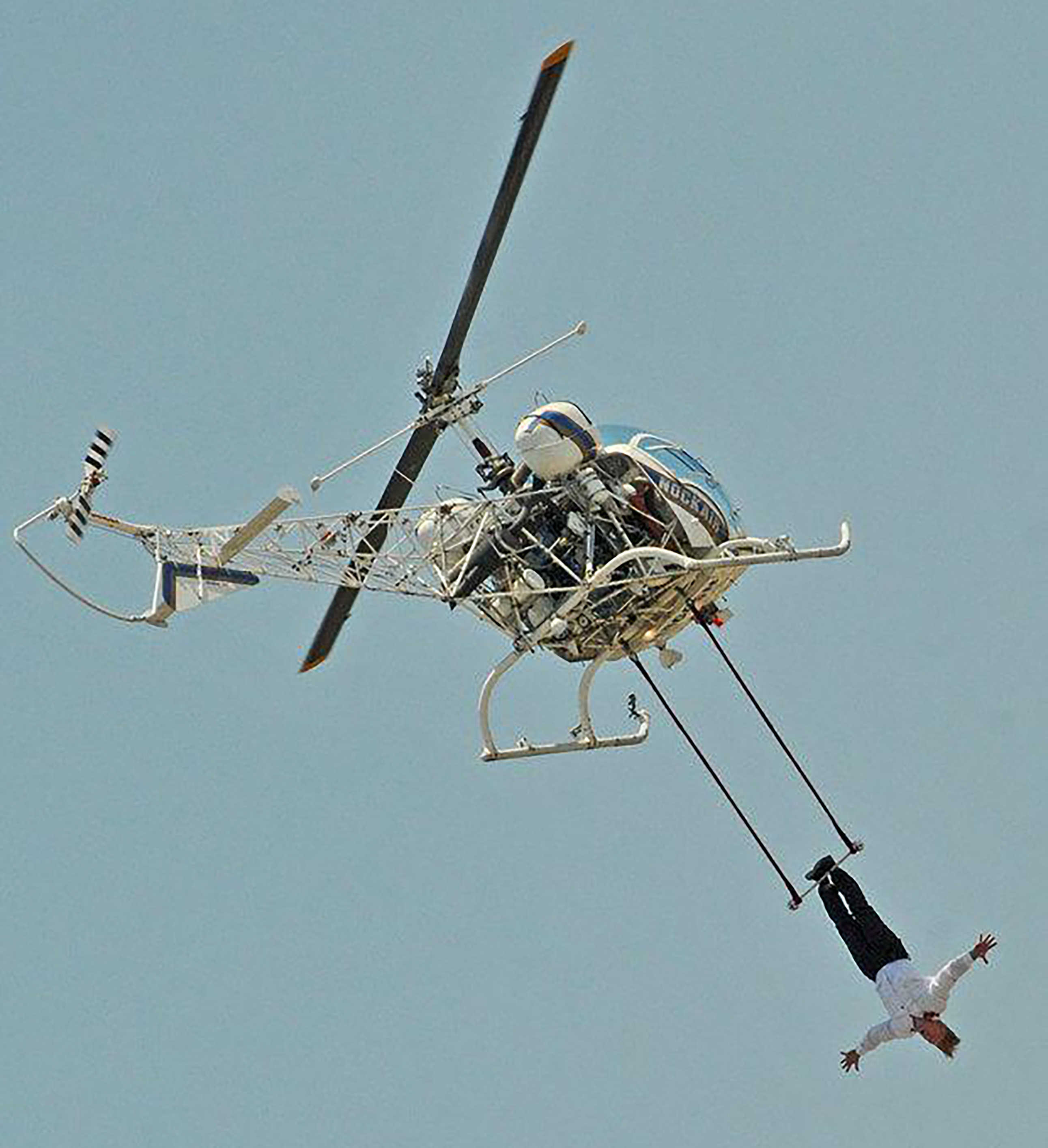 Bello Nock suspendido de un helicóptero. Foto: AFP.