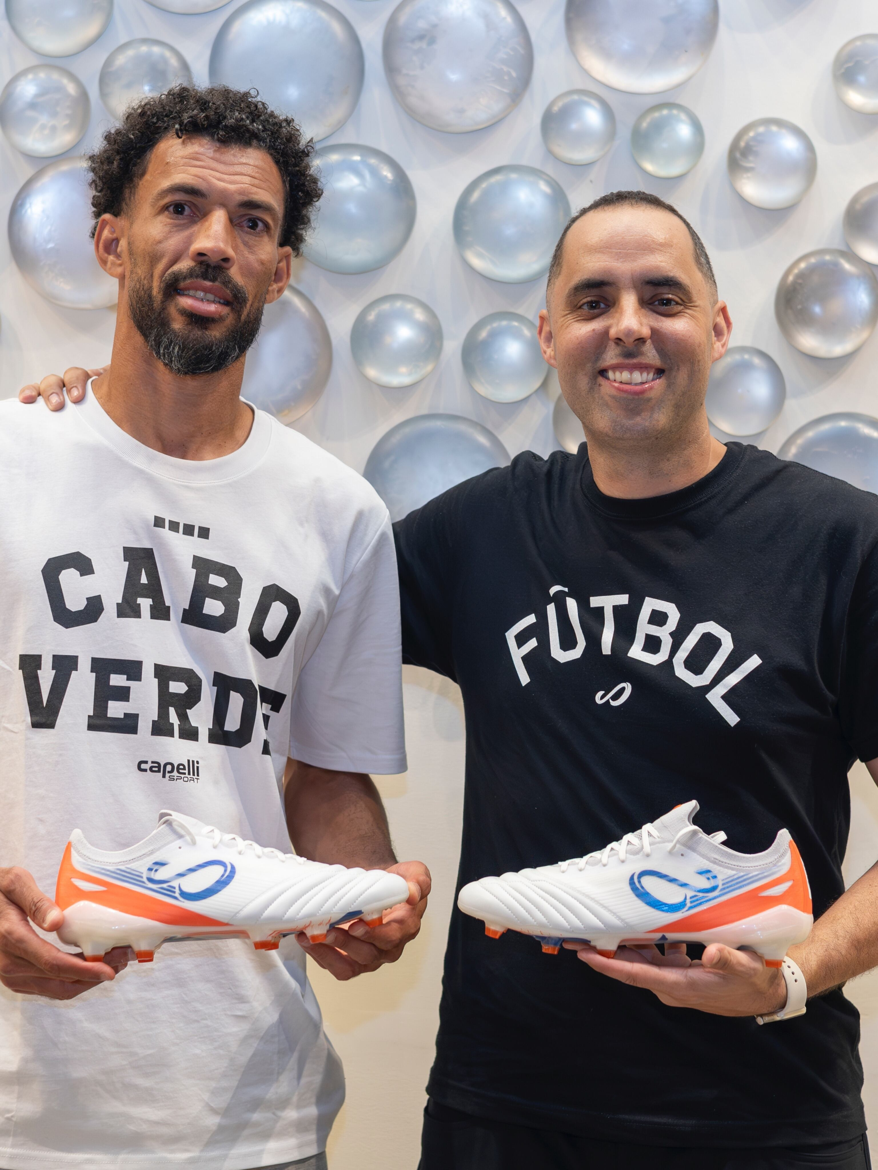 El golero caboverdiano Vozinha y Santiago Halty, el argentino creador de los botines de la marca que usa. Foto: Senda Athletics