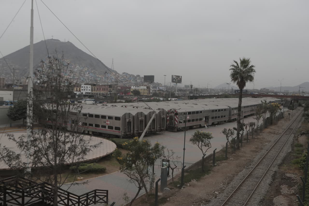 Lote de trenes Caltrain permanecen varados en el parque de la Muralla a un año de ser presentados
