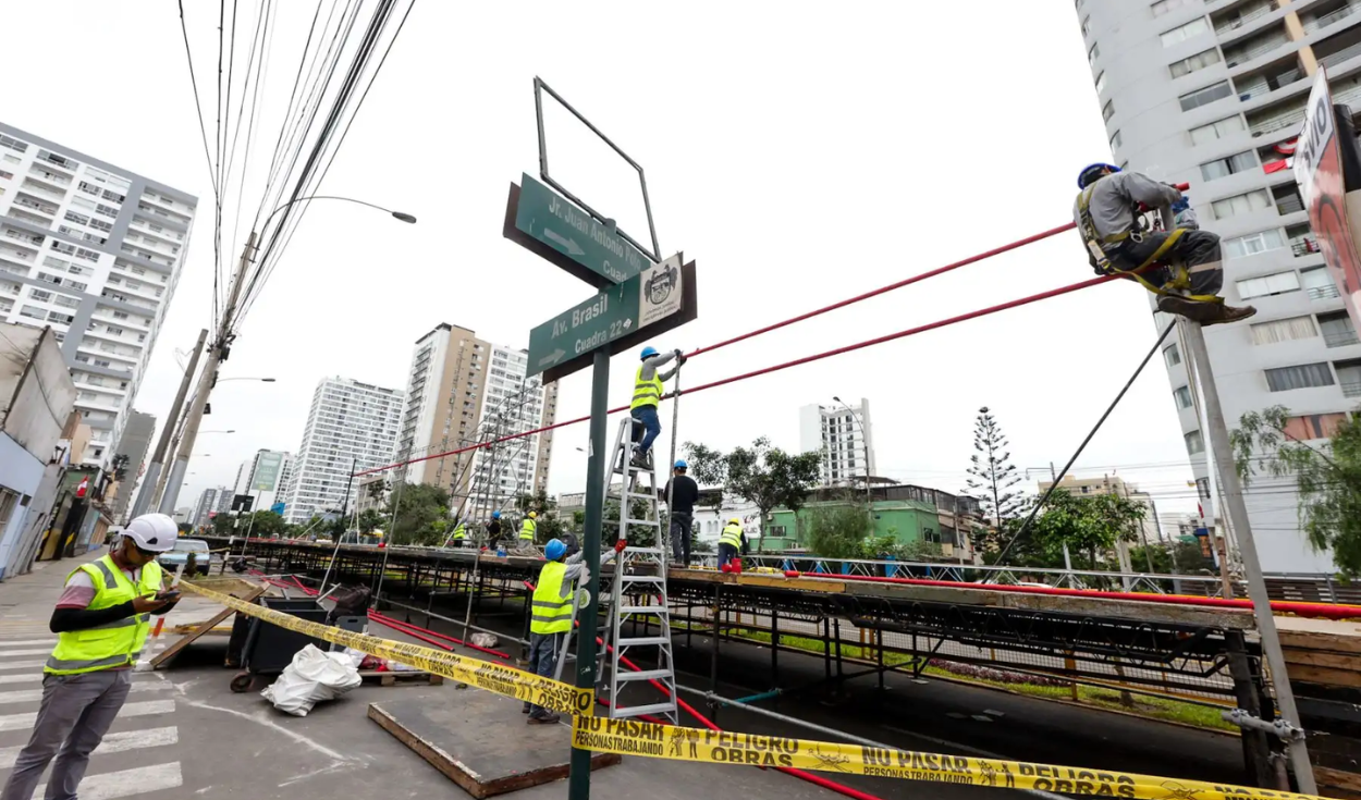 Lima prepares for military parade with construction on Avenida Brasil