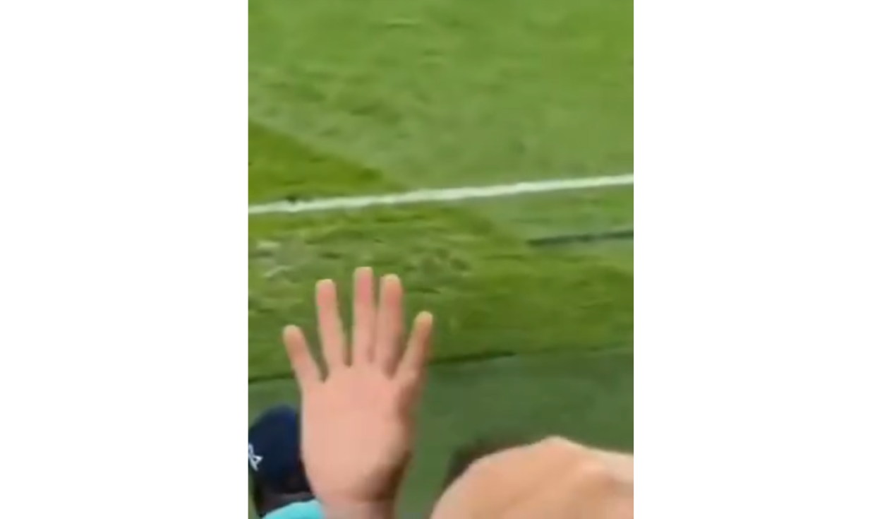 Una mano con 6 dedos aparece en las gradas. Foto: Instagram