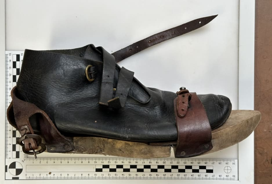 Recreación de un cubrezapato medieval.