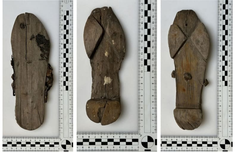 Zuecos de madera encontrados en el yacimiento.