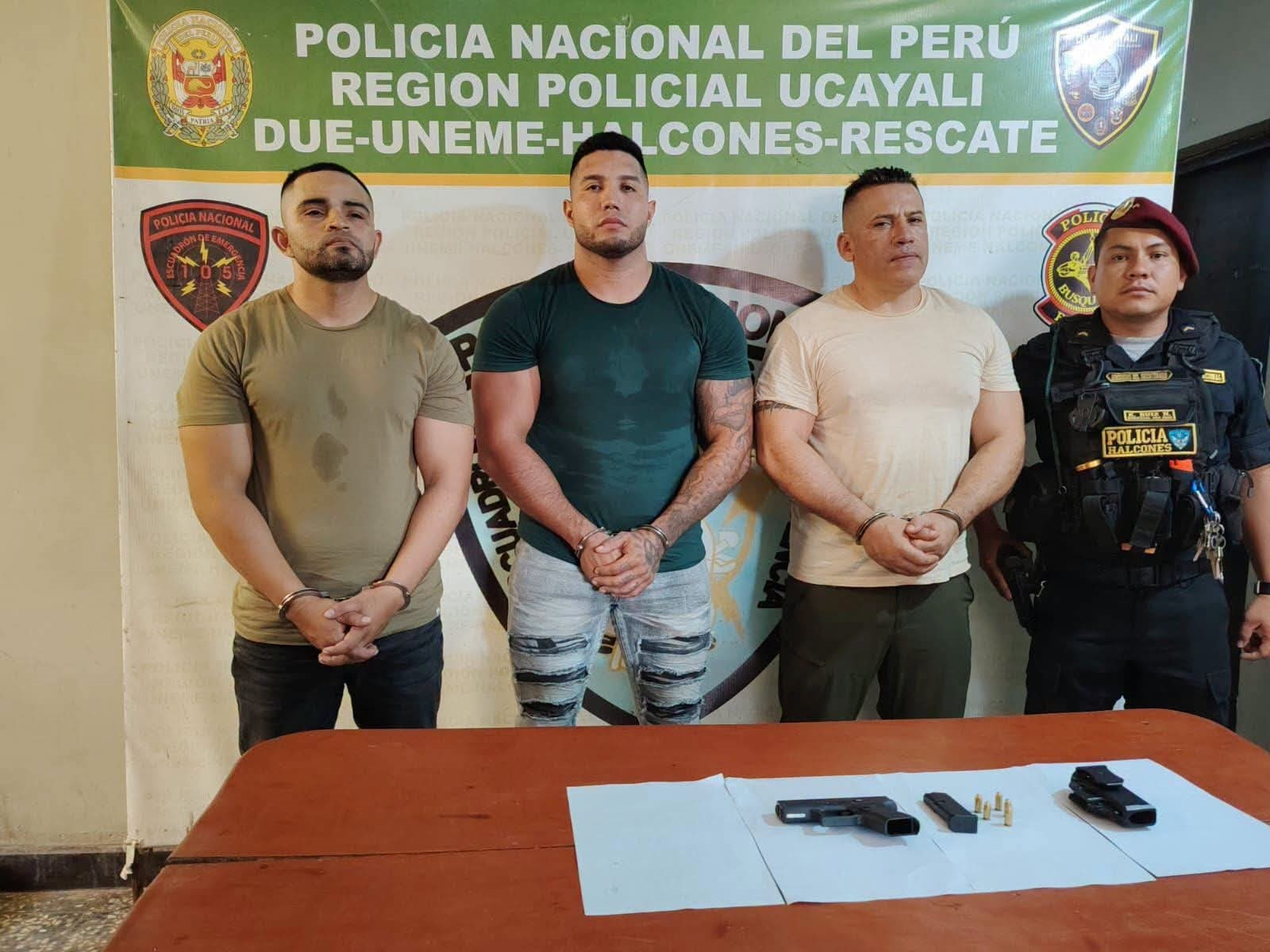 Jorge Cano (al lado del policía) fue detenido con dos venezolanos.