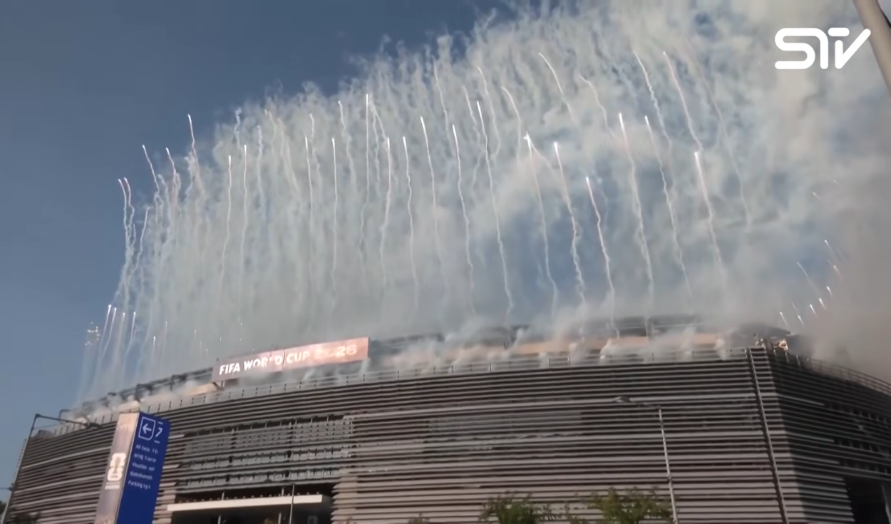 Las señales de televisión también evidenciaron que los fuegos artificiales eran de color blanco. Foto: Youtube
