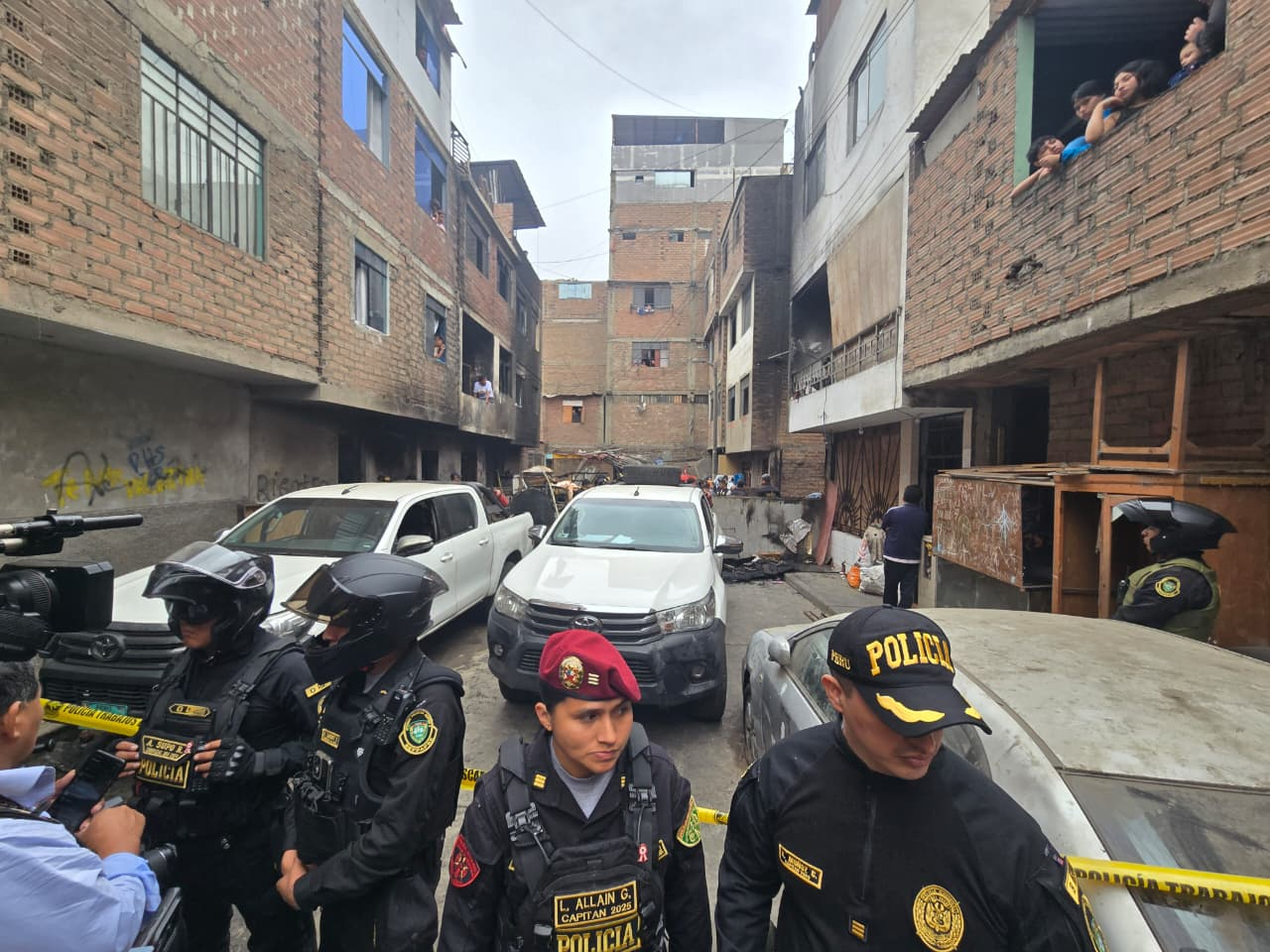 Nueve unidades del Cuerpo de Bomberos trabajaron durante horas para controlar el fuego en jirón Pisagua. Foto: Francisco Erazo/La República. Incendio en Lima deja 10 personas fallecidas, incluidos 5 menores de edad