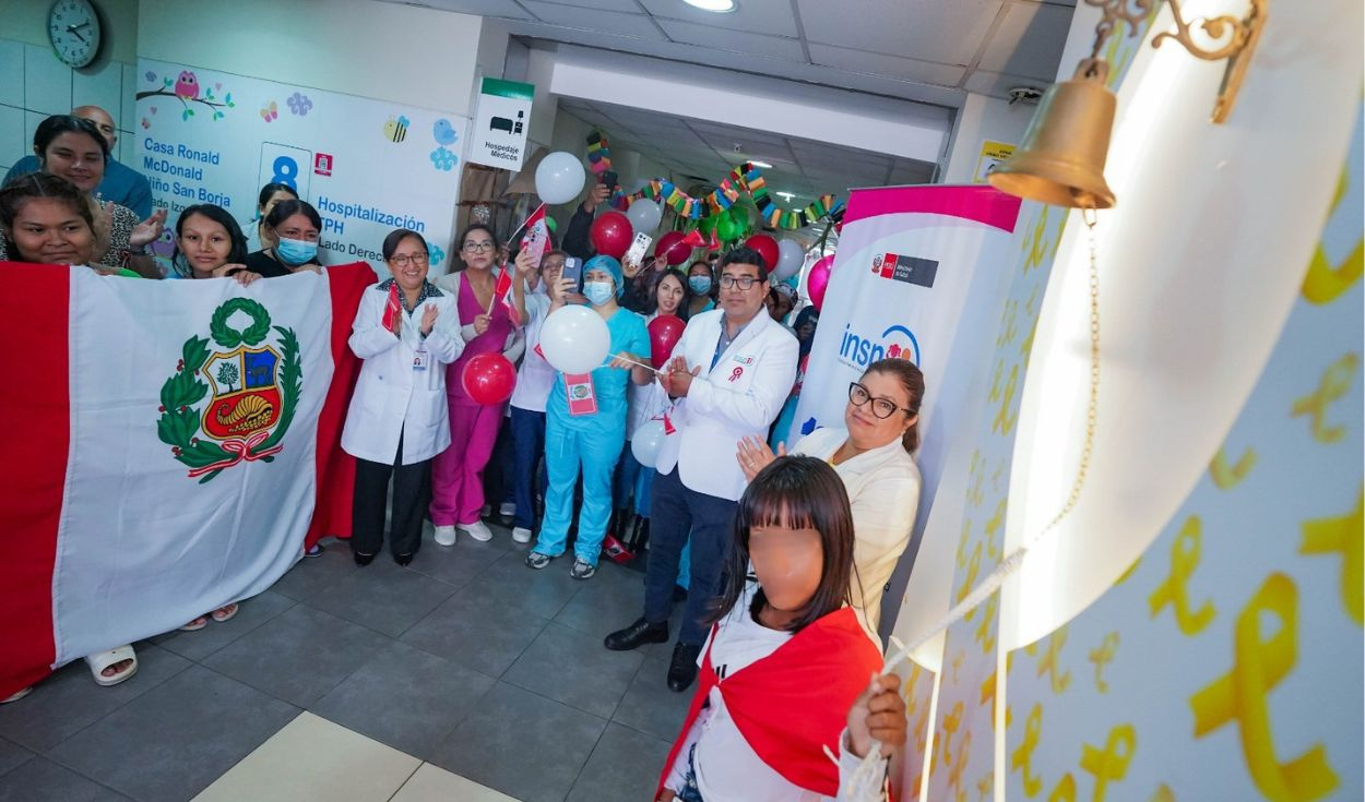 Durante una emotiva ceremonia, hizo sonar la campana de la victoria, símbolo del fin de su tratamiento oncológico, rodeada de médicos y familiares felices por su recuperación.