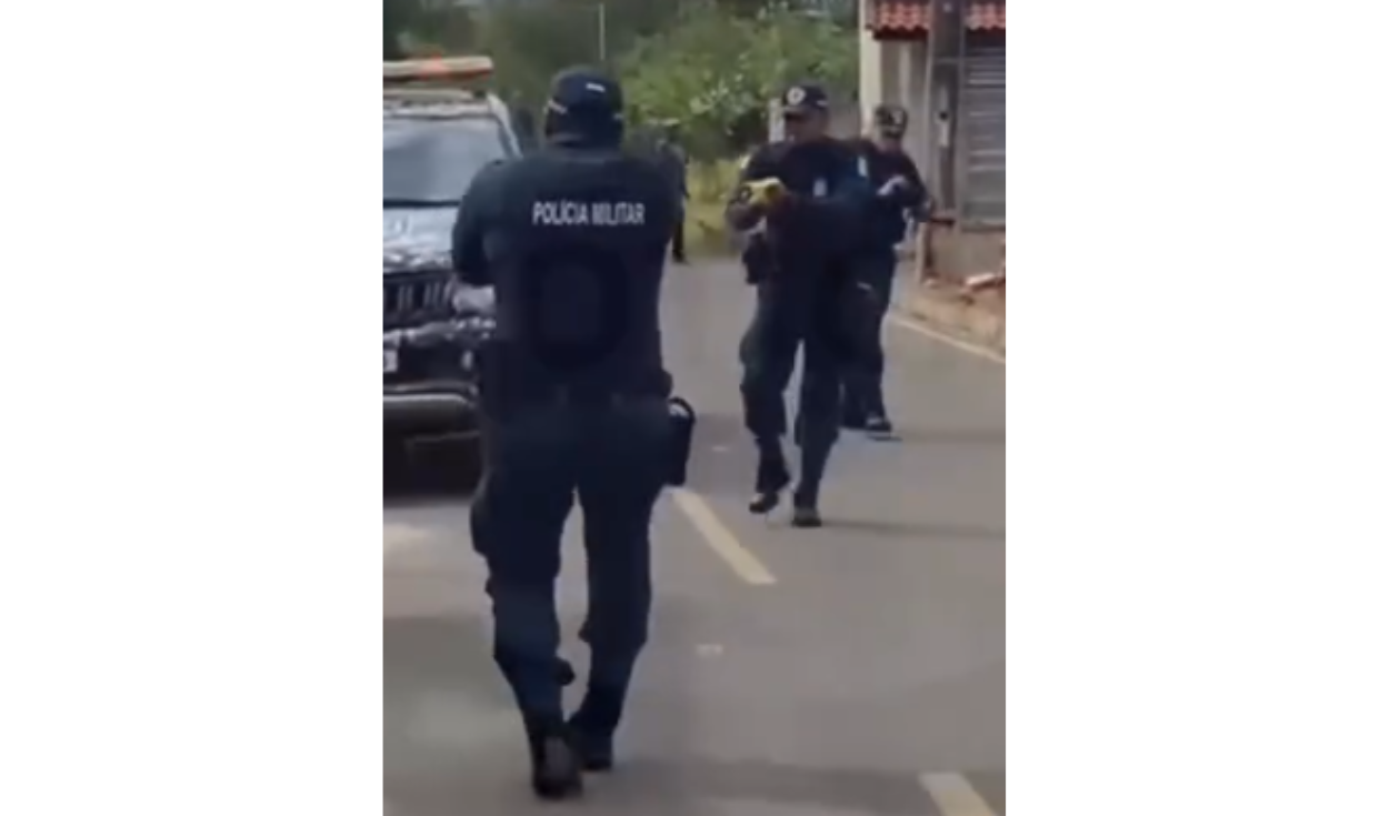 Los uniformes y la inscripción “Polícia Militar” evidencian que los agentes no pertenecen a la PNP. Foto: Facebook