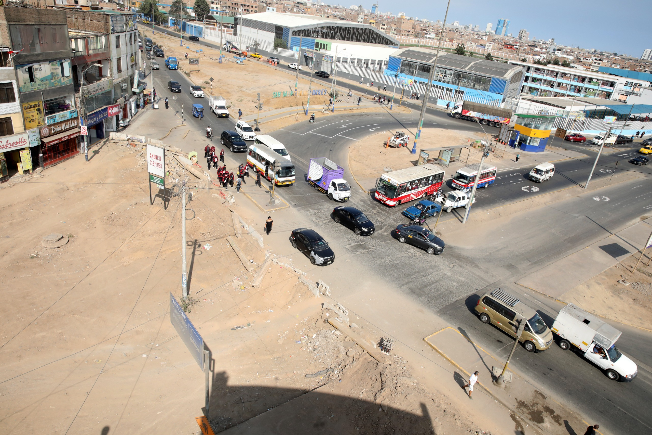 Dirigentes vecinales exigen a EMAPE modificar el tramo de la obra entre la avenida Tomás Valle y José Granda debido al ancho de dicha zona. Dirigentes vecinales exigen a EMAPE modificar el tramo de la obra entre la avenida Tomás Valle y José Granda debido al ancho de dicha zona.