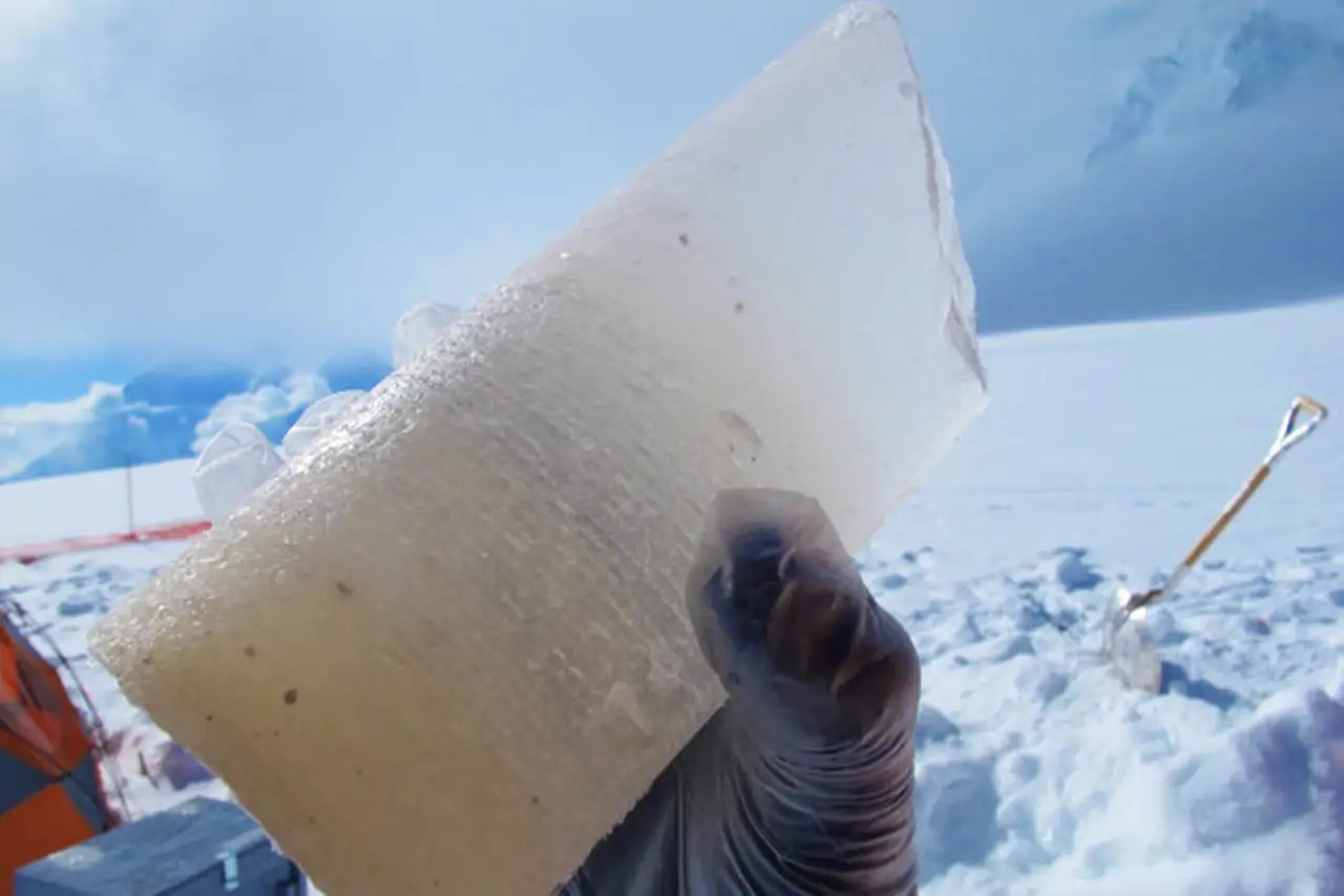 Muestra del primer núcleo de hielo extraído en el monte Hunter, Alaska, cuya longitud total alcanzó los 208 metros. Foto: Mike Waszkiewicz/National Geographic