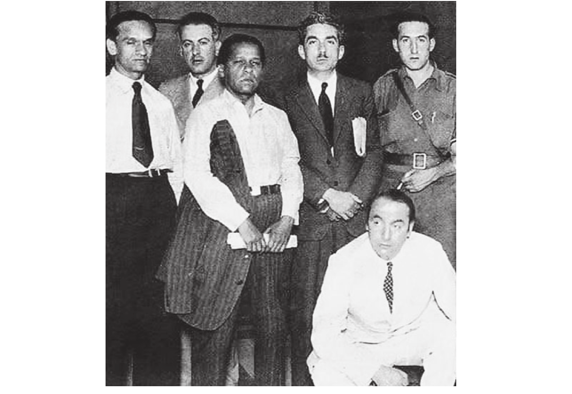Junio de 1937, en Valencia. En la foto, vemos a Vallejo, Nicolás Guilén y Pablo Neruda. El joven de uniforme es Julio Gálvez Orrego. Imagen: Difusión.