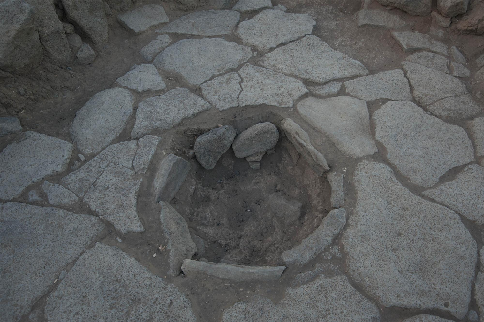 Una de las estructuras de piedra del sitio de Shubayqa 1. El fuego se situaba en el centro, donde han sido hallados los restos carbonizados de pan. Foto: Alexis Pantos/National Geographic