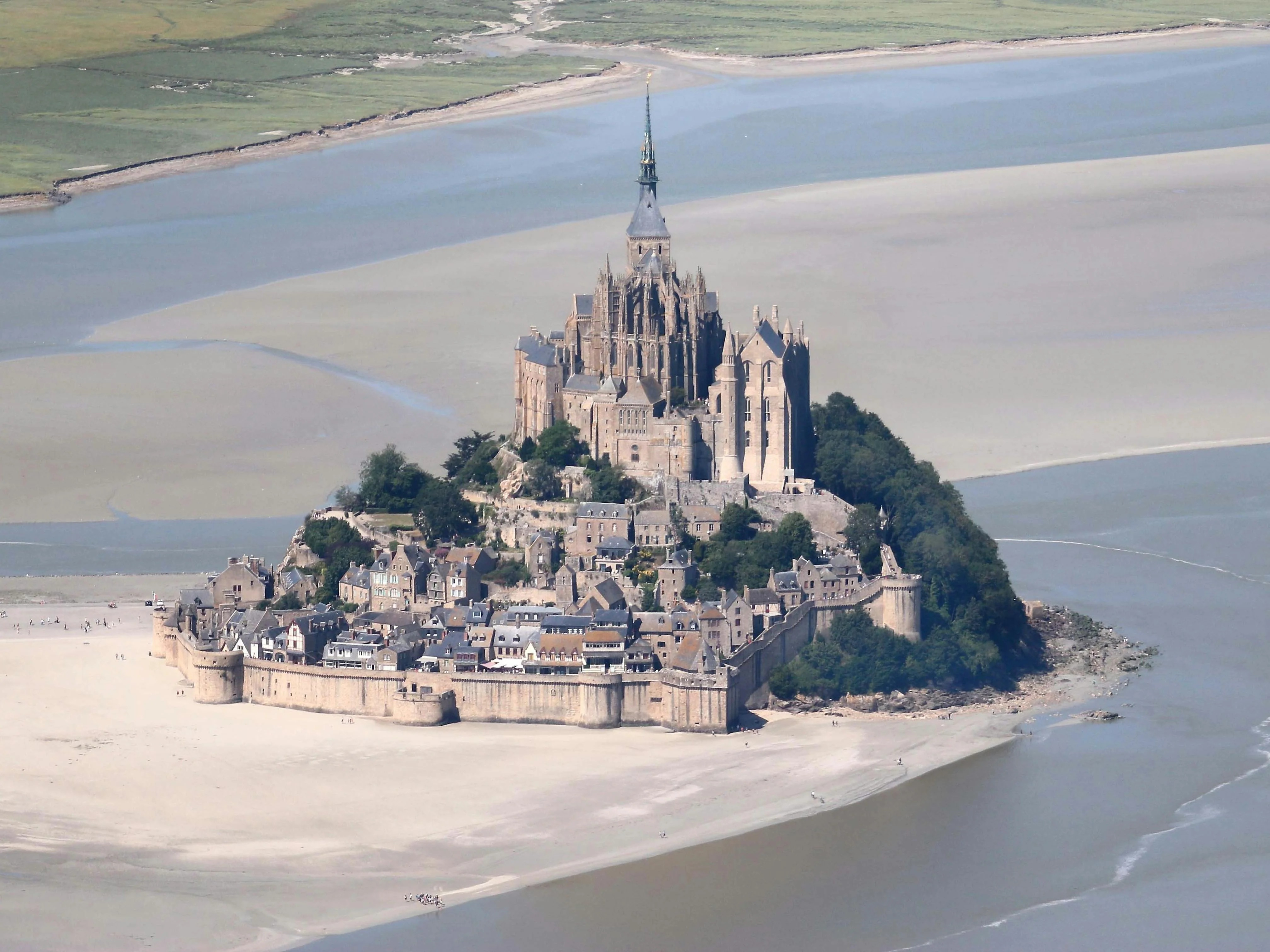 La abadía, con más de 1.300 años de historia, es un símbolo del patrimonio francés, destacando por su mezcla de estilos arquitectónicos románicos y góticos, y su relevancia como centro de peregrinación.