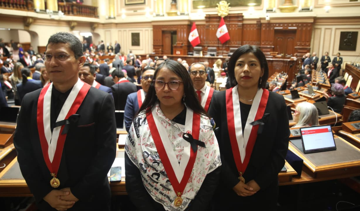 Congresistas de Ahora Nación se ponen de espaldas durante la toma de mando de Keiko Fujimori