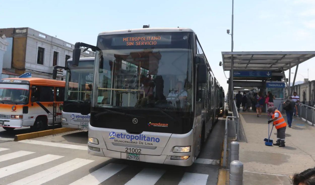 Lima's Metropolitano Route A suspended due to downtown protests