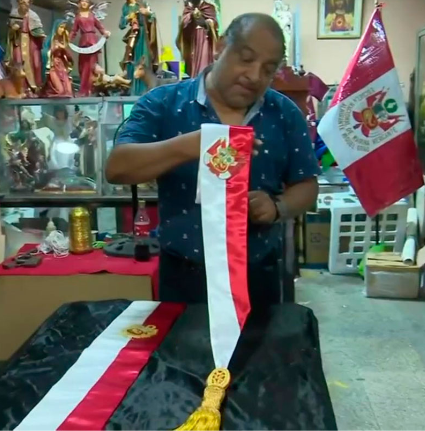 Dante Grados, actual encargado del taller familiar, continúa la tradición, fabricando también fajines para ministros. La familia se adapta a los cambios políticos, enfrentando retos en tiempos de sucesión presidencial.