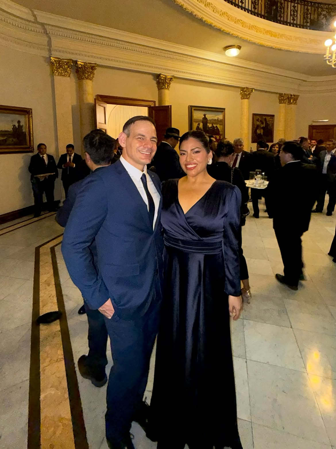 Mark Vito y Leslie Echevarría comparten contenido en redes sociales como pareja