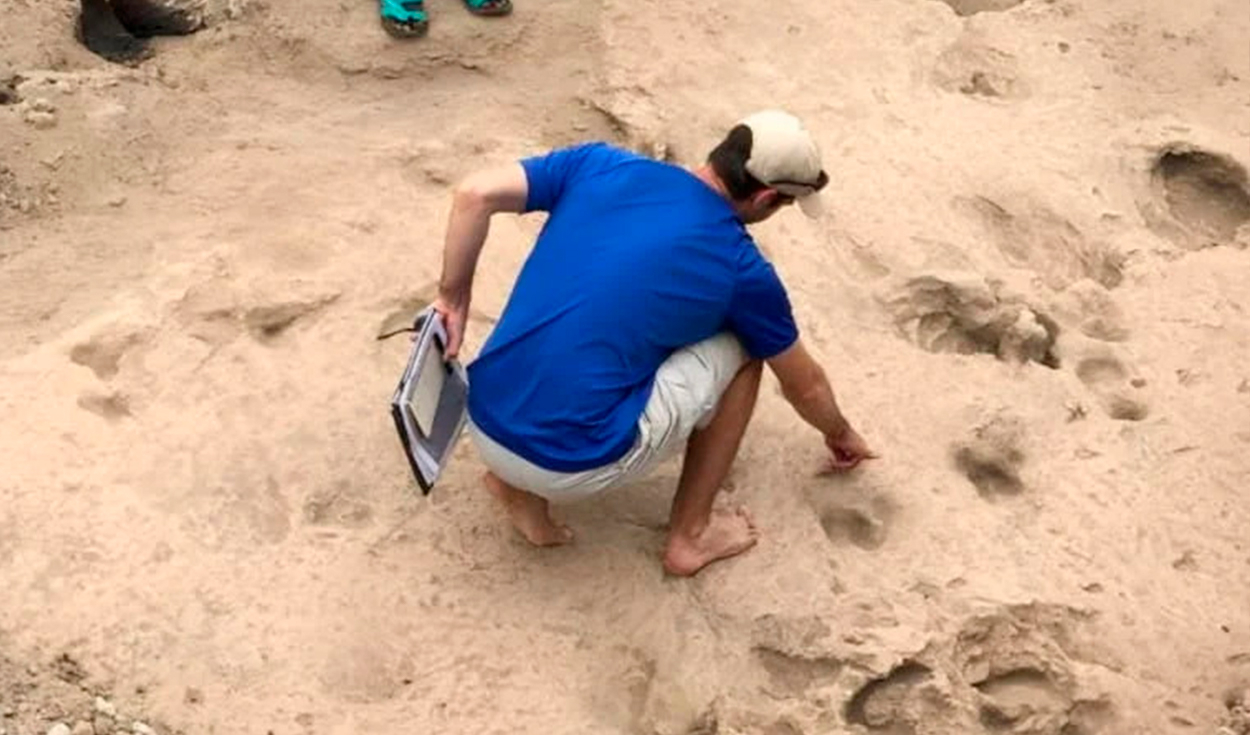 Investigadores analizan las antiguas huellas excavadas en el norte de Kenia en 2023. Foto: Kay Behrensmeyer