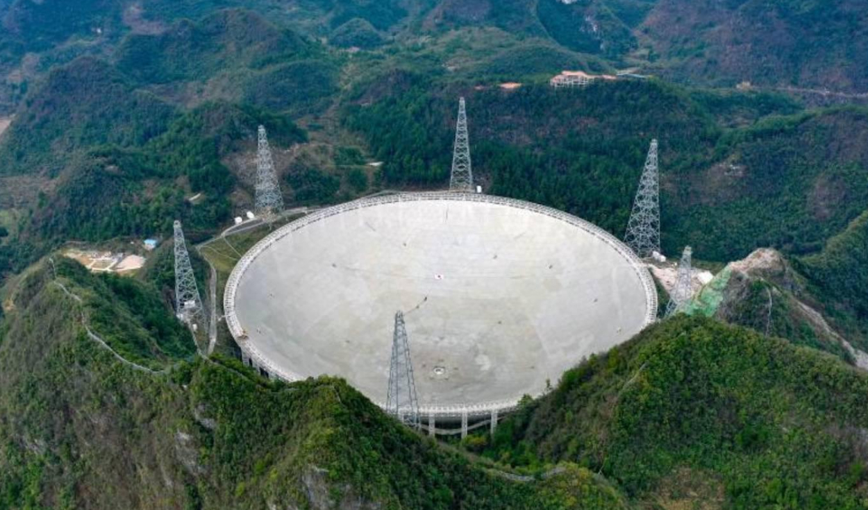 El área de recepción del radiotelescopio equivale a treinta campos de fútbol. Foto: Xinhua