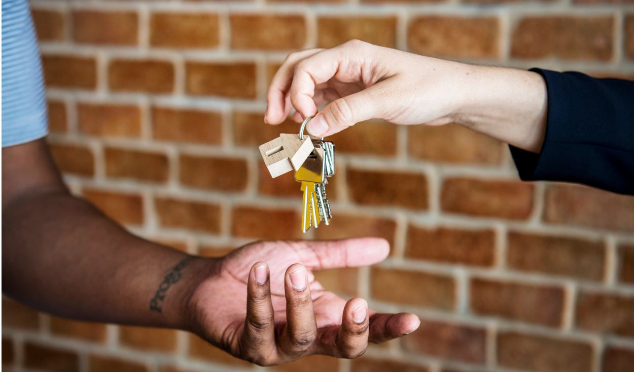 Why Experts Say to Spray Vinegar on Your Keys Weekly