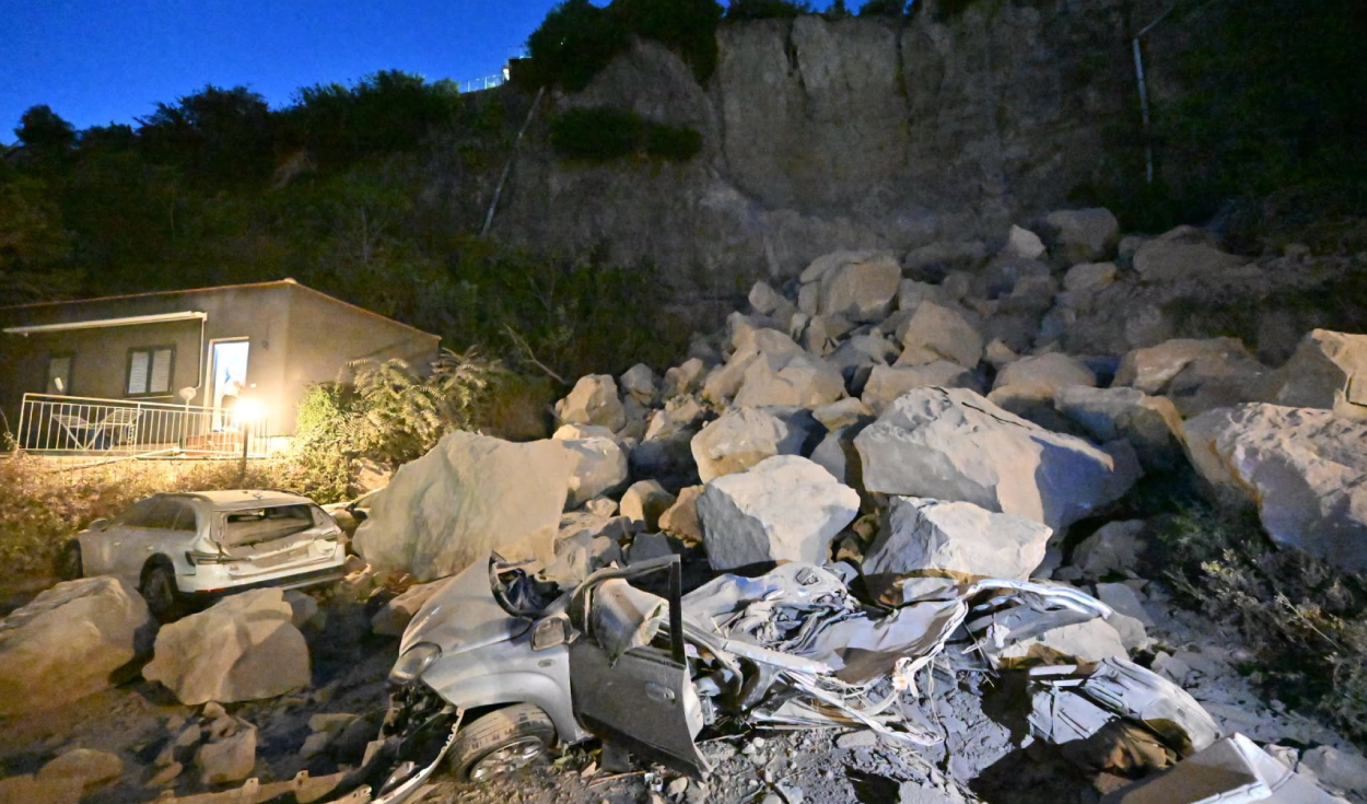 Magnitude 4.7 Earthquake Near Naples Injures 21, Disrupts Services