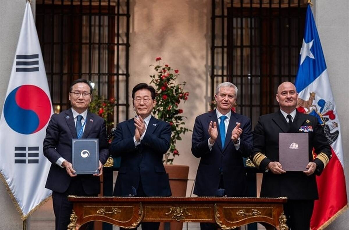 Lee Jae Myung y J.A. Kast con el vicealmirante Oxley (DIRECTEMAR), quien sostiene el acuerdo firmado con Corea del Sur. Foto: Presidencia de Chile
