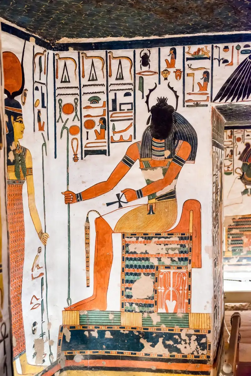 Khepri, el dios escarabajo del antiguo Egipto que empujaba el disco solar al amanecer
