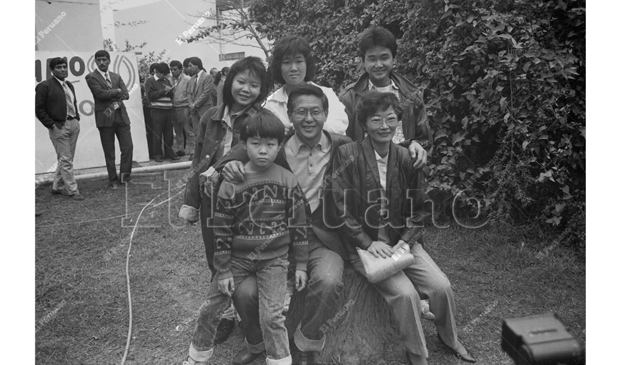 Kenji Fujimori en el regazo de su padre y Keiko, detrás de él. Foto: Andina