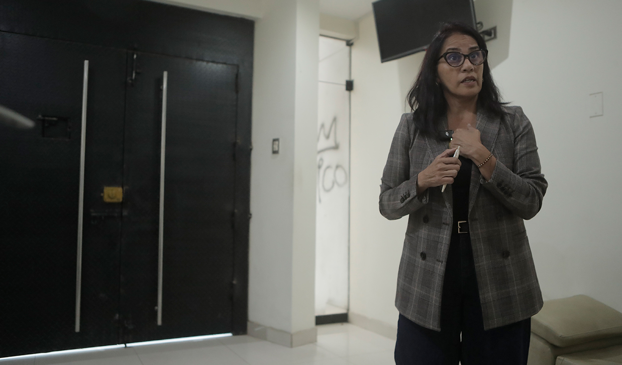 Pilar Hernández, gerenta de Cadena Sur TV, junto a la puerta metálica instalada tras la explosión que destruyó la antigua mampara del canal. Fue una de las amenazas contra Gastón Medina. | Foto: Marco Cotrina / La República